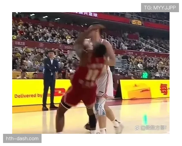 拉人犯规到底怎么判?裁判如何区分合理对抗与违规动作 拉人犯规到底怎么判?裁判如何区分合理对抗与违规动作